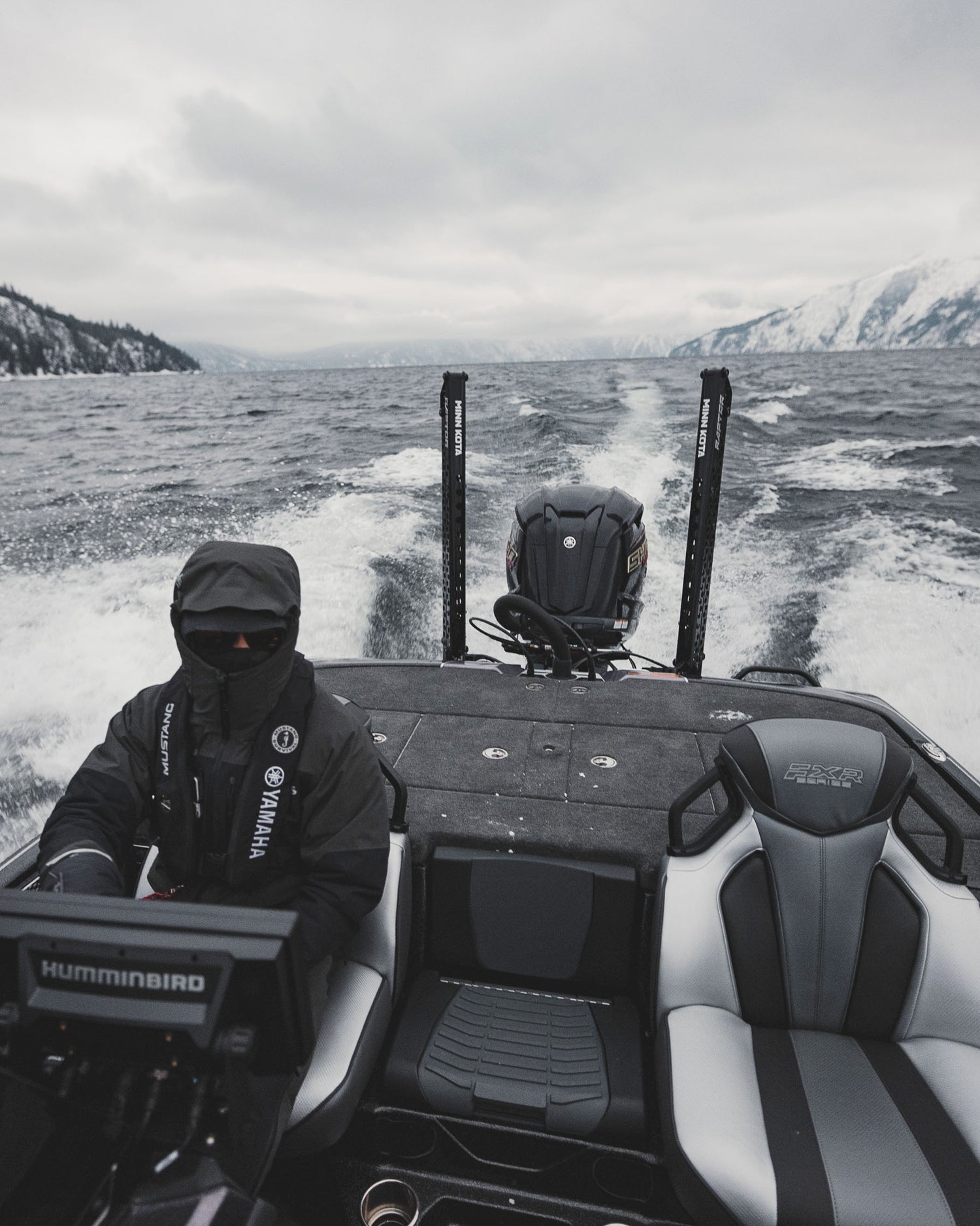 guide-insulated-jacket_lifestyle -rollover